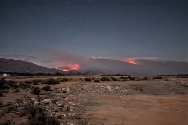 Cape Winelands firefighters dousing Witzenberg blaze